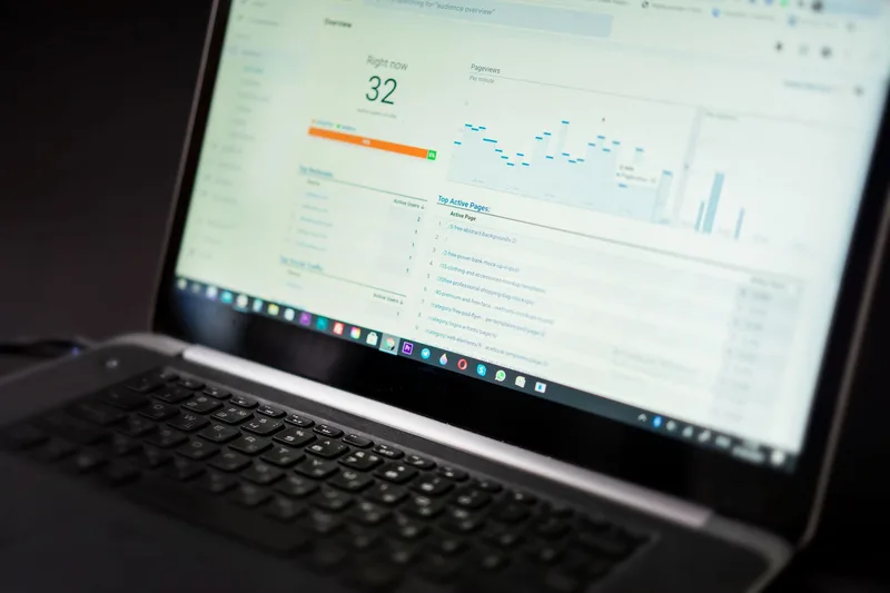 Email analytics dashboard showing daily open rates across a 5-day challenge sequence